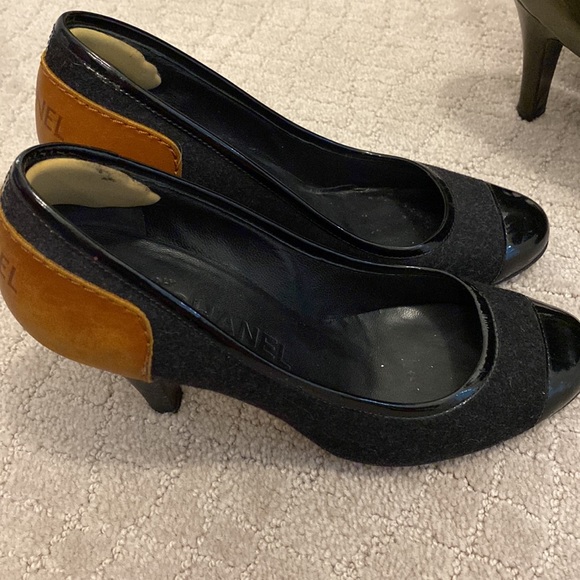 Chanel flannel and patent pump - Picture 4 of 10